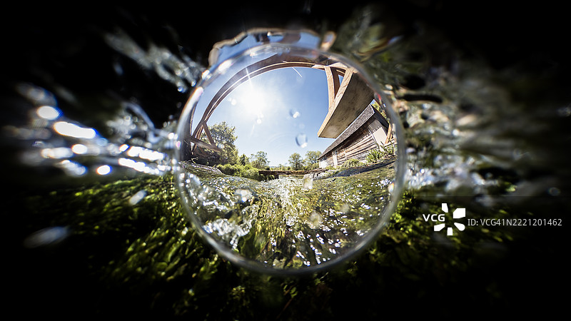 克罗地亚马耶罗沃·弗里洛的木桥，来自加卡河源头的水下照片图片素材