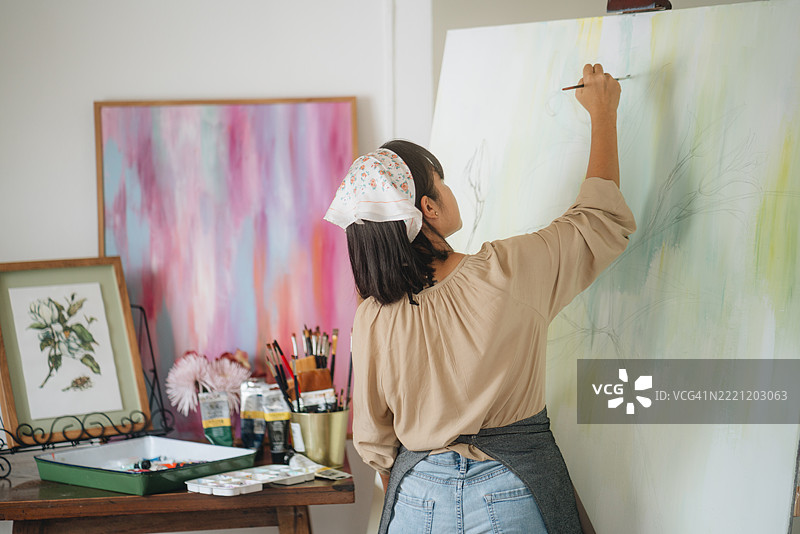 女人在画布上作画图片素材