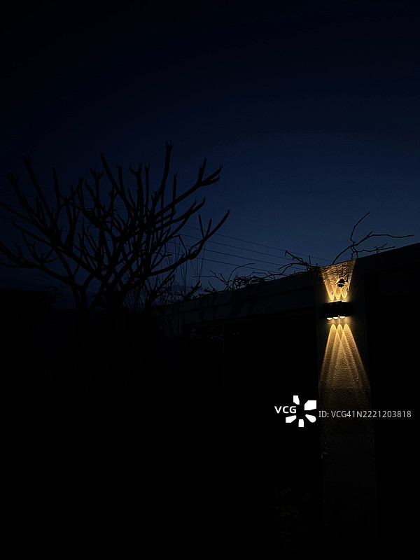 夜空中照亮的光线剪影，巴基斯坦旁遮普省拉瓦尔品第图片素材