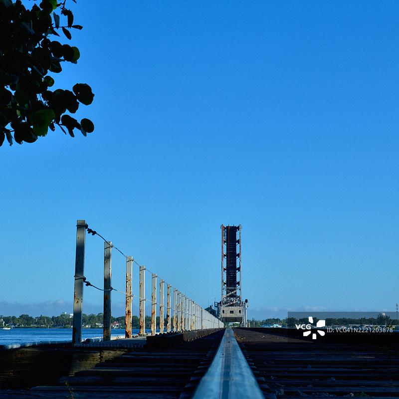 佛罗里达州萨拉索塔的桥梁在晴朗的蓝天下的景观图片素材