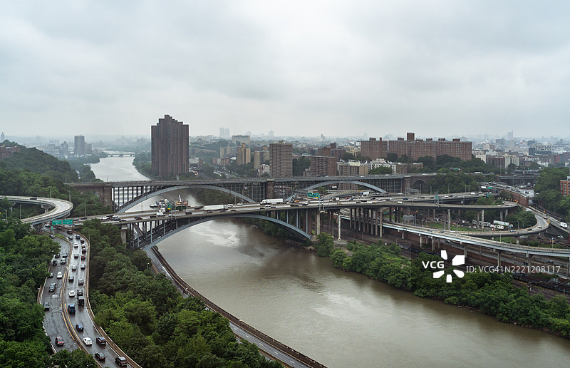 纽约哈莱姆河与高速公路交汇处图片素材
