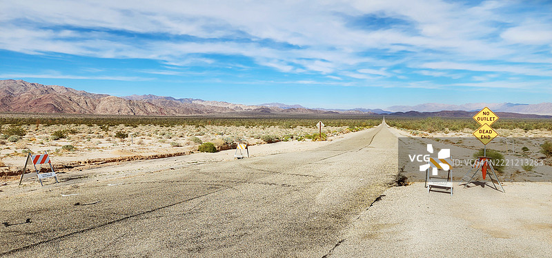 索诺拉/莫哈维沙漠中通往地平线的空旷道路，路口有“死胡同”标志图片素材