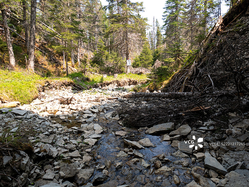 加拿大魁北克安提科斯蒂岛的石洞 grotto，水从中流出。图片素材
