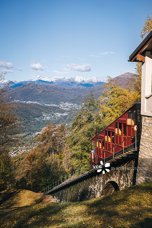 夏季缆车在山上行驶图片素材