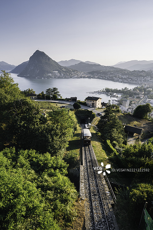 夏季缆车在山上行驶图片素材