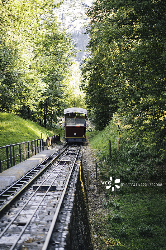 夏季缆车在山上行驶图片素材