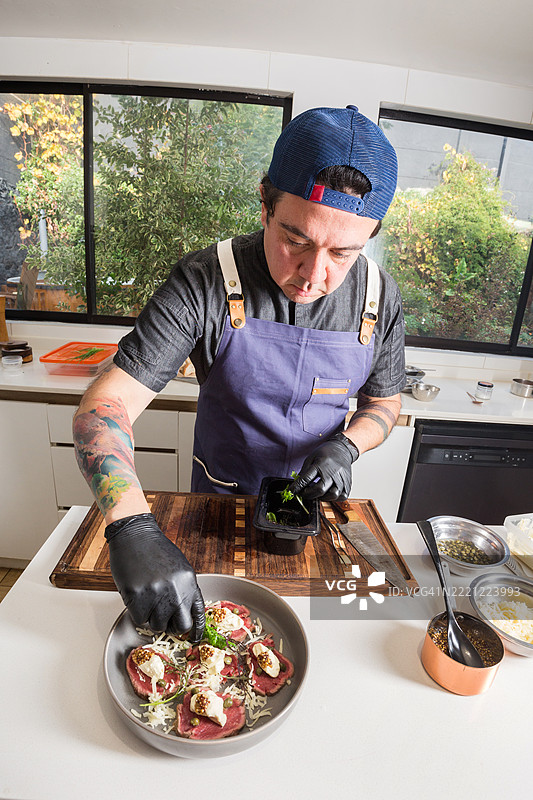 男人在家烹饪美食佳肴图片素材