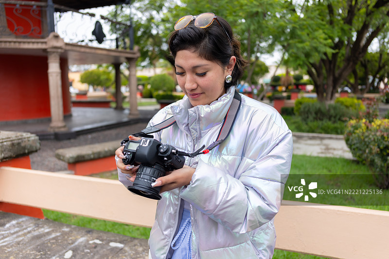 一位女性在墨西哥旅行，手持她的35毫米老相机图片素材