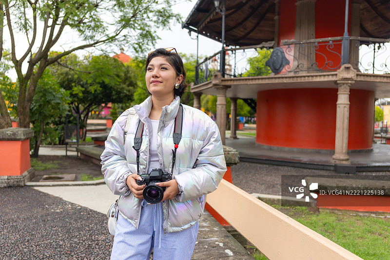 一位女性在墨西哥旅行，手持她的35毫米老相机图片素材