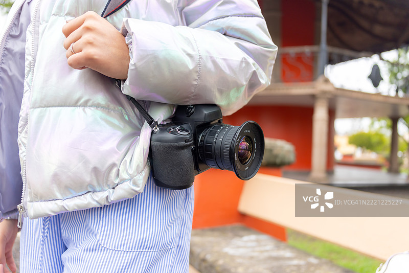 一位女性在墨西哥旅行，手持她的35毫米老相机图片素材
