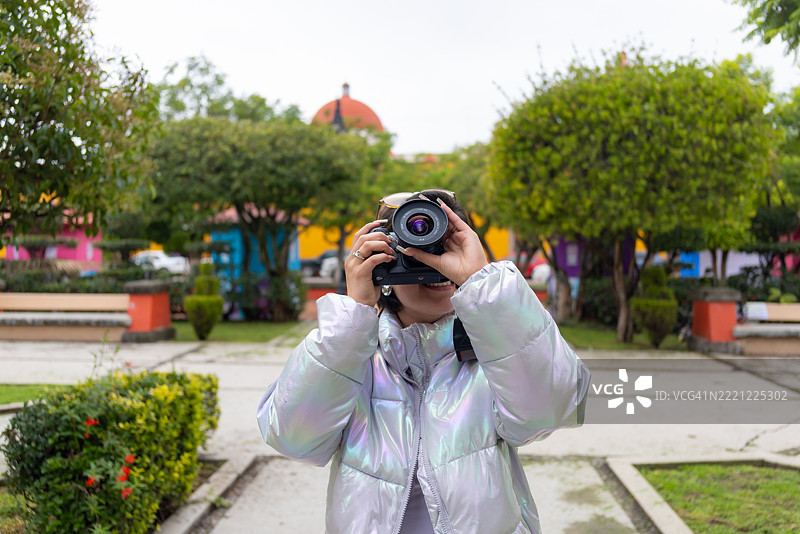 一位女性在墨西哥旅行，手持她的35毫米老相机图片素材