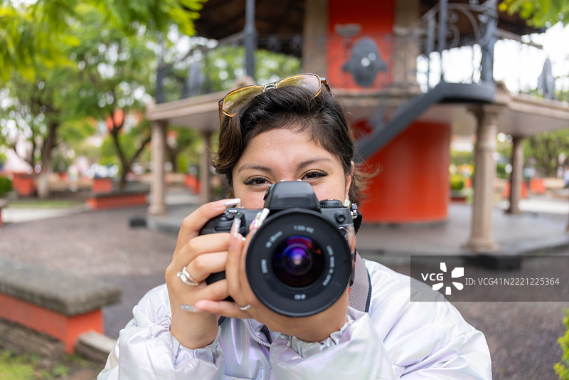 一位女性在墨西哥旅行，手持她的35毫米老相机图片素材