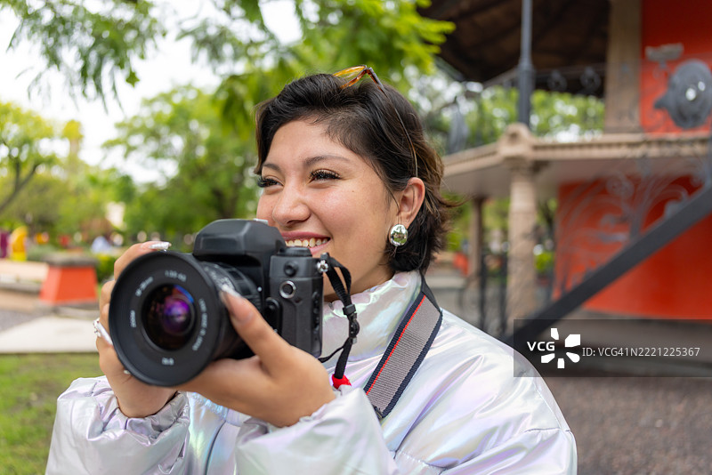 一位女性在墨西哥旅行，手持她的35毫米老相机图片素材
