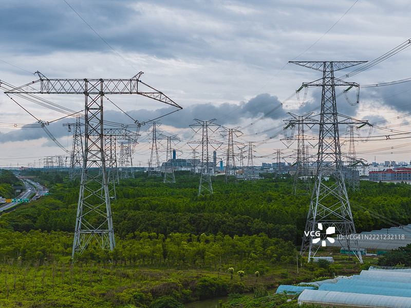 高压电力线和输电塔图片素材