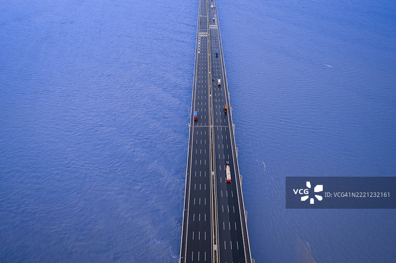 黄河上方的卡车在桥上行驶图片素材