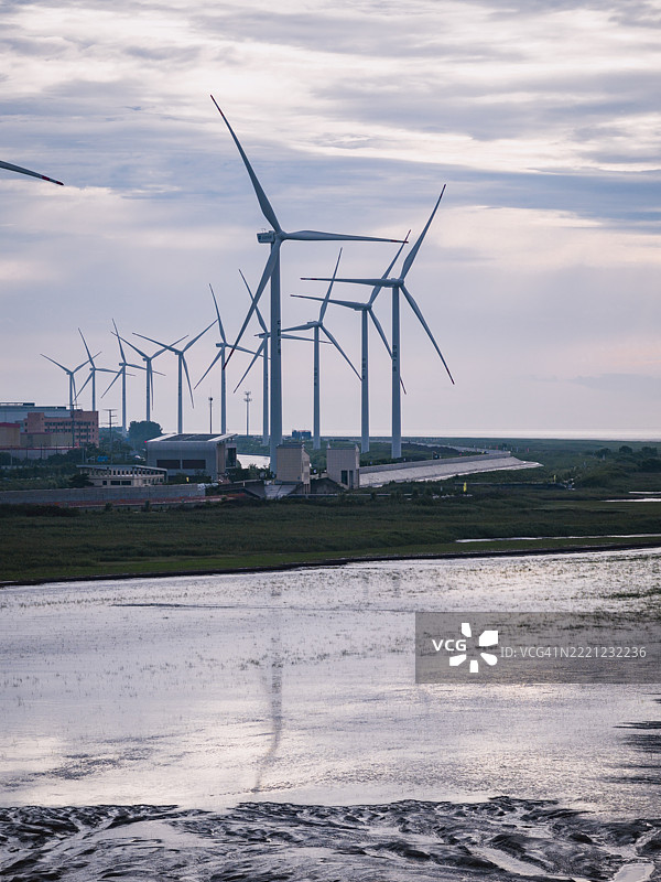 早晨海滩附近的风电场图片素材