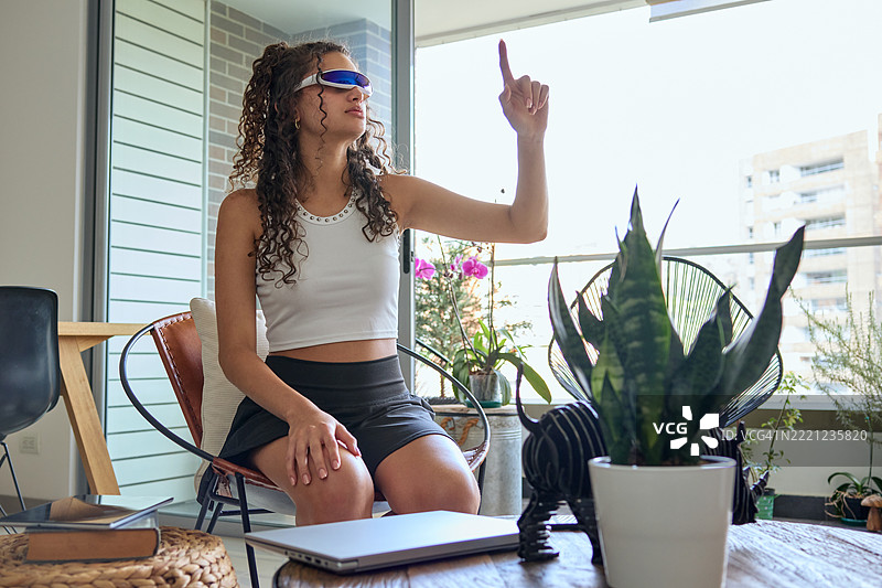 一位女性佩戴智能眼镜工作图片素材