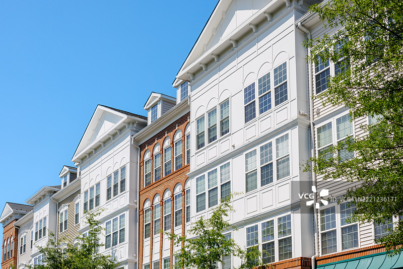 住宅社区中的公寓楼图片素材