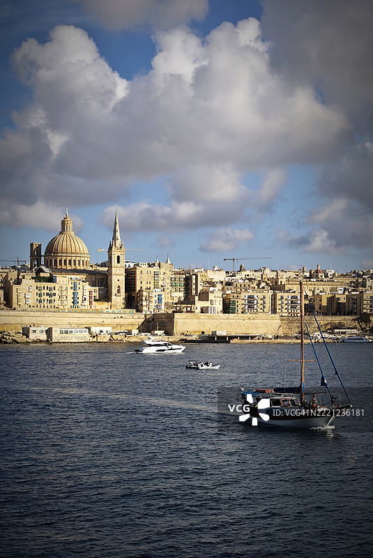 从马尔萨姆谢特港口俯瞰瓦莱塔圣保罗大教堂的日落景色图片素材
