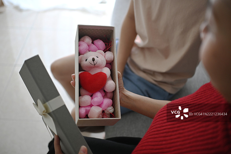 在母亲节，孩子给妈妈送了一份小礼物。图片素材