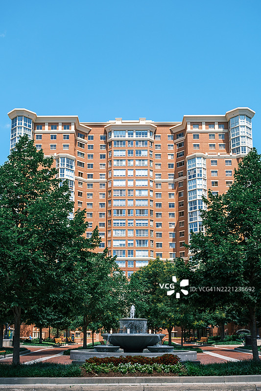 混合用途社区中的高层多户住宅建筑图片素材