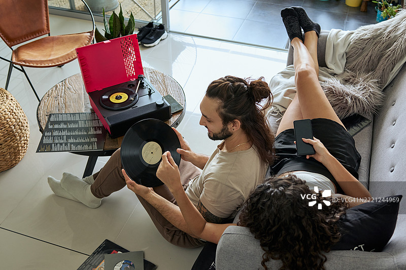 一对朋友聚在一起听黑胶唱片图片素材