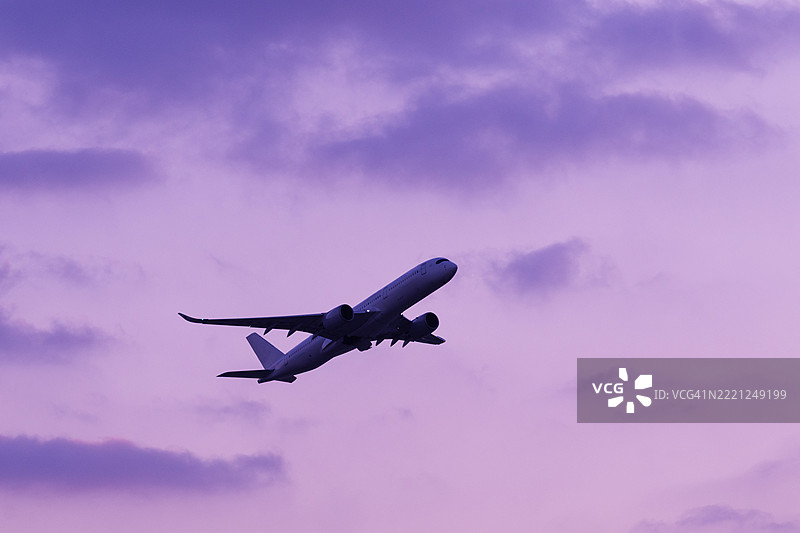 一架飞机在日落时起飞图片素材