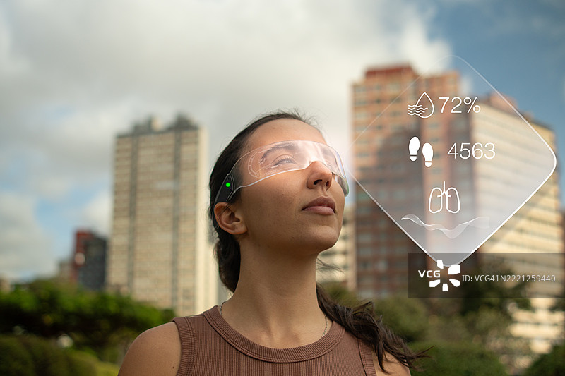 佩戴智能眼镜走路图片素材