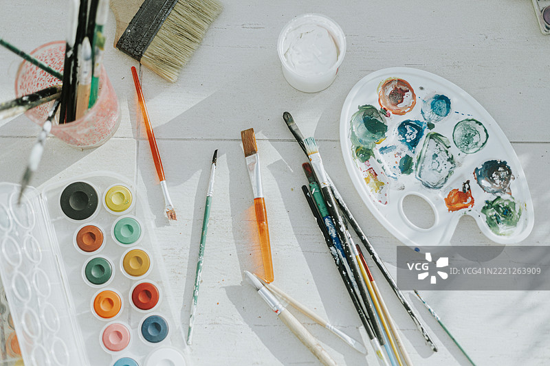 水彩颜料盒和画笔的概念图图片素材