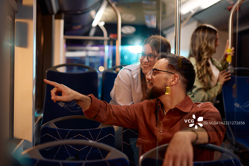 年轻游客使用公共交通巴士路线图探索城市图片素材