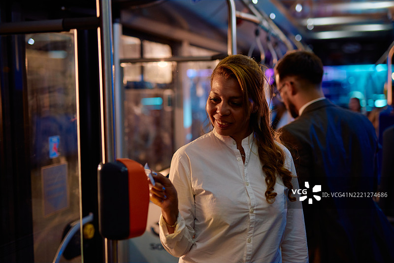 女性在公共交通上验证公交票图片素材