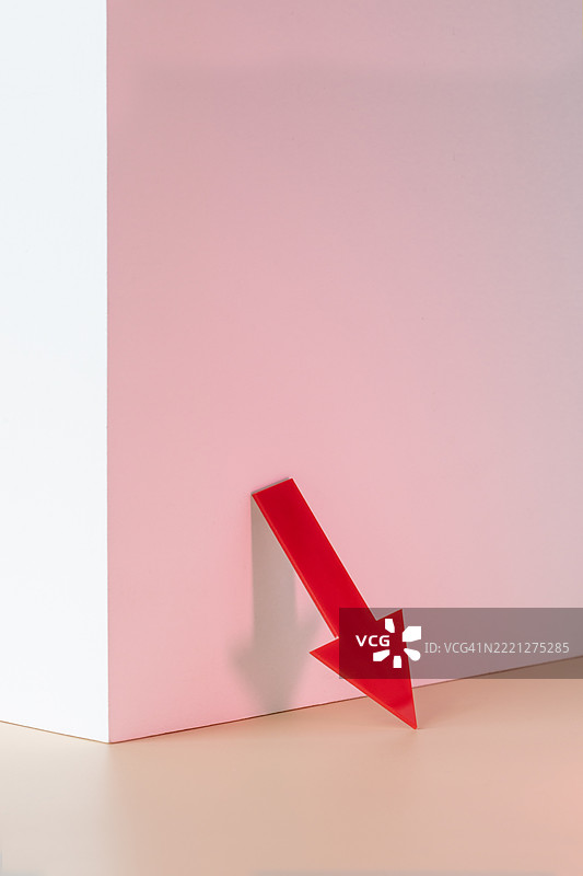 向下趋势的红色箭头静物。图片素材