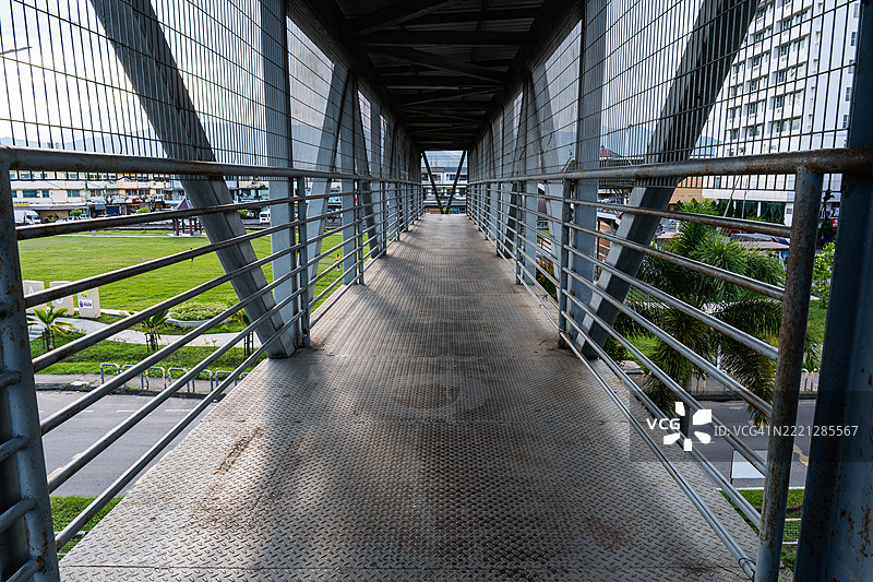 金属人行天桥内部图片素材
