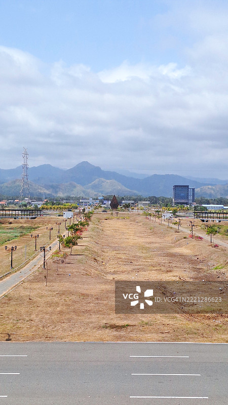 乡村风光与现代建筑相遇图片素材