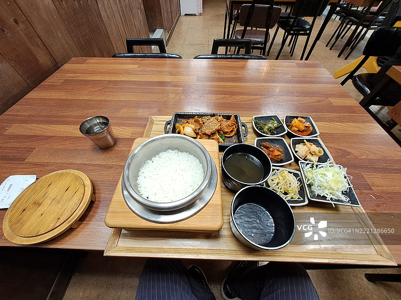 韩国菜炒猪肉（辣味猪肉烤肉）配泡菜和小菜图片素材