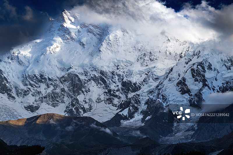 从巴基斯坦喜马拉雅山的仙女草甸俯瞰南迦帕尔巴特及其大本营的美丽景色图片素材