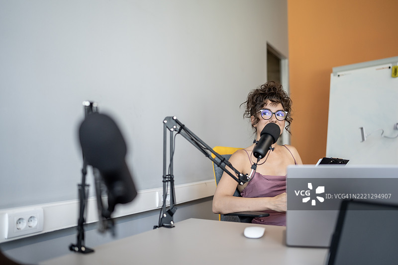 女性在专业录音室环境中录制播客图片素材