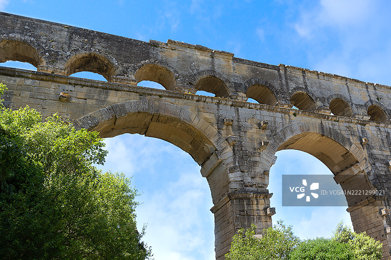 著名旅游胜地庞特·迪加尔，古罗马水道桥横跨法国加尔河。图片素材
