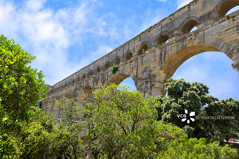 著名旅游胜地庞特·迪加尔，古罗马水道桥横跨法国加尔河。图片素材