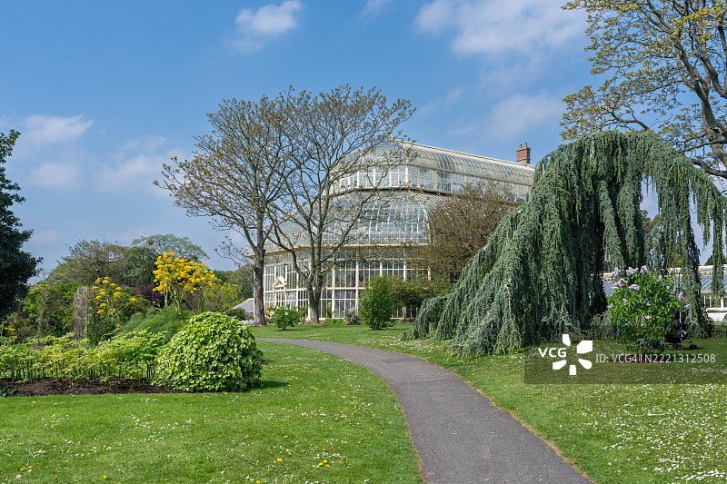 都柏林植物园在晴朗的春日，温室与绿草坪图片素材