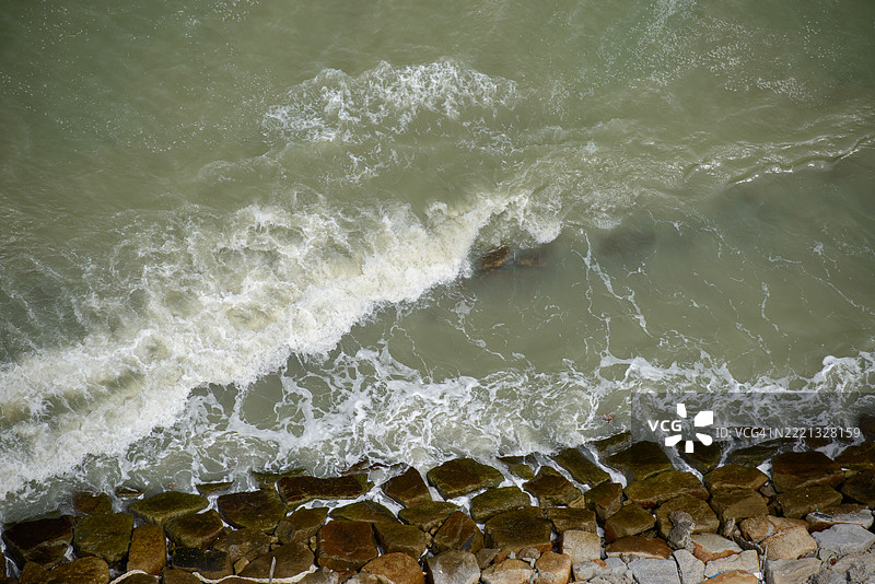岩石海面上的波浪图片素材