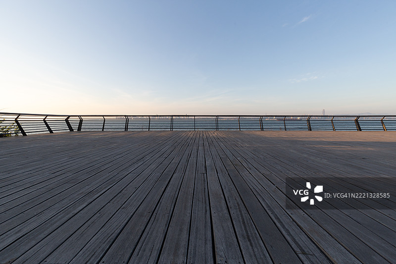 日落时分的空码头图片素材