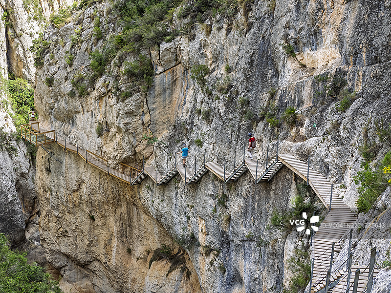 冒险旅游，嵌入高海拔峡谷岩壁中的木栈道，雷尔尤吊桥。图片素材