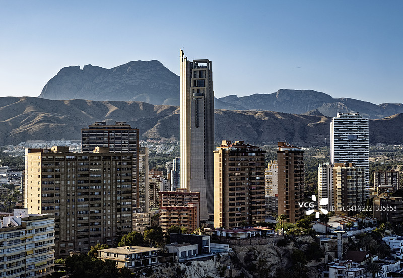 西班牙贝尼多姆现代度假小镇摩天大楼的高空全景。图片素材