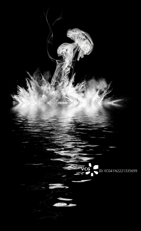 水面上反射出尘埃和烟雾颗粒的爆炸。图片素材