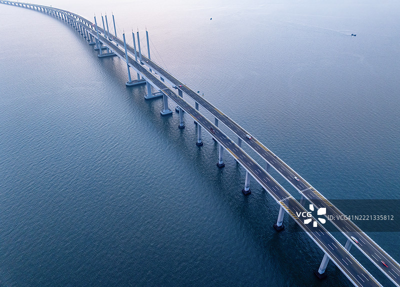 黄昏时分青岛胶州湾大桥的无人机航拍视角图片素材