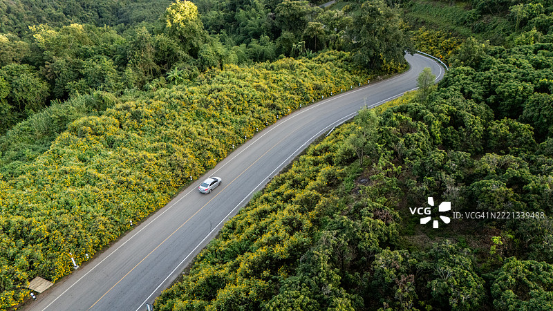 汽车在泰国清莱省帕亚孟赖区的多帕耶隆山丘上行驶，这是一个标志性的观景点。图片素材
