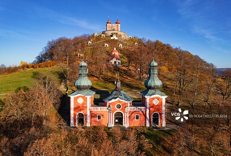 斯洛伐克班斯卡施蒂亚夫尼察的十字架山空中视图，教堂和小教堂的综合体。图片素材