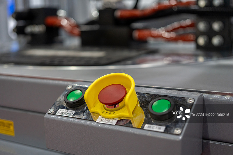 带显示屏、按钮和手柄的控制面板。复古金属控制器。工业设备。实验室仪表盘。图片素材