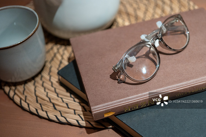 眼镜和一本书的特写图片素材